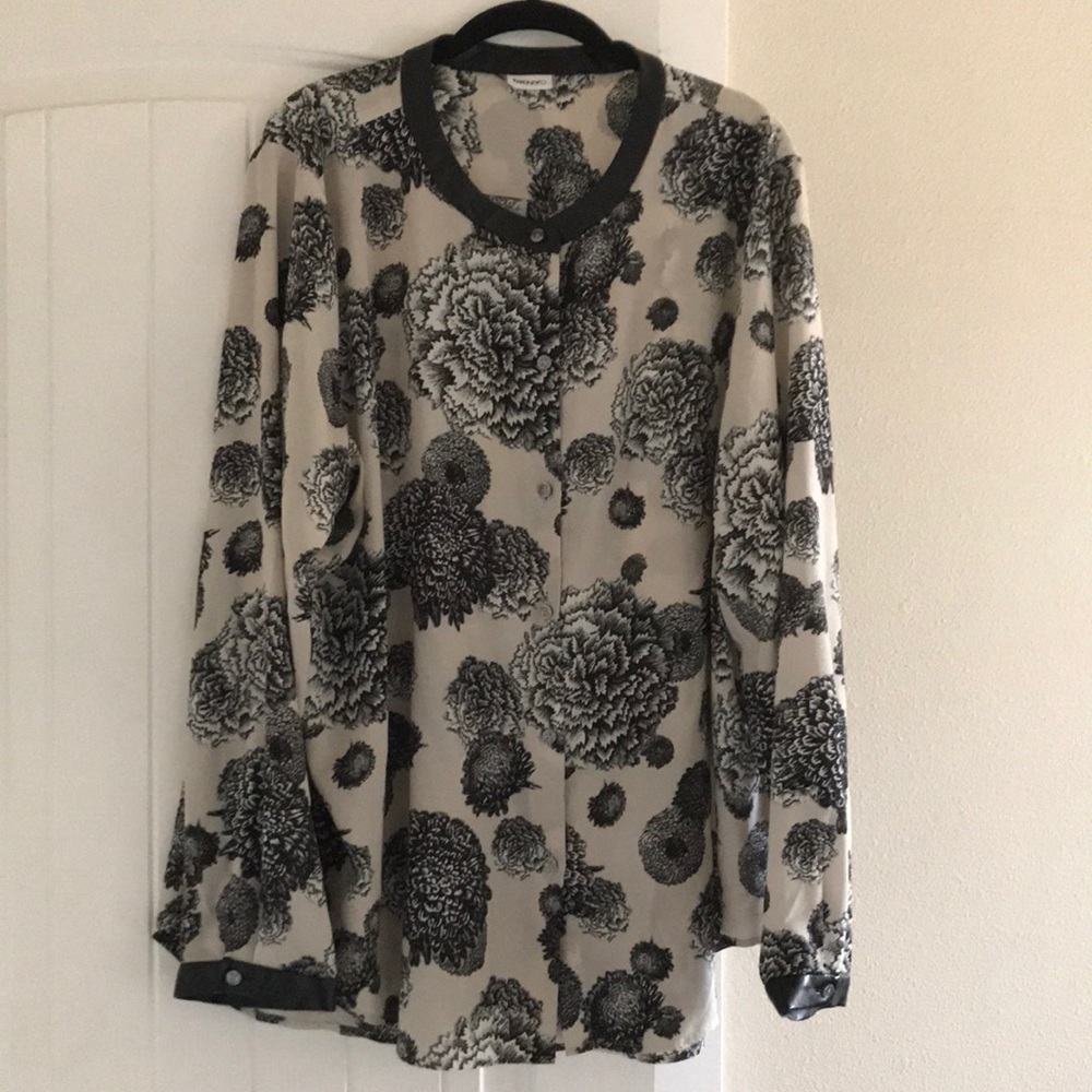 DKNY GORGEOUS BUTTON FRONT BLOUSE. SIZE 2X